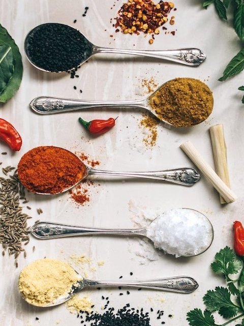 Especias indias en cuchara